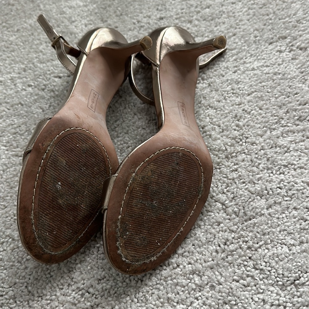 Women’s gold dress sandal - Picture 4 of 5